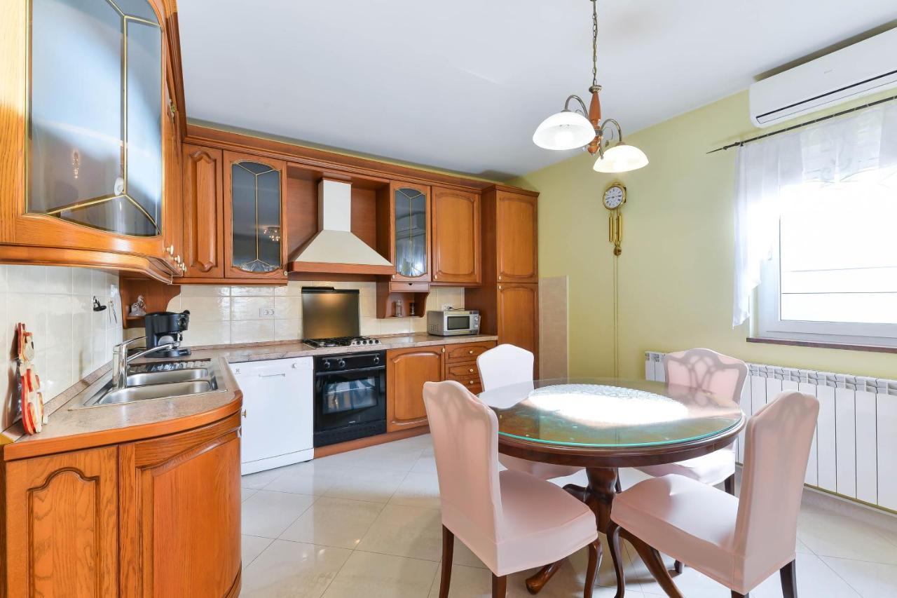 Family Friendly With A Swimming Pool - 16336