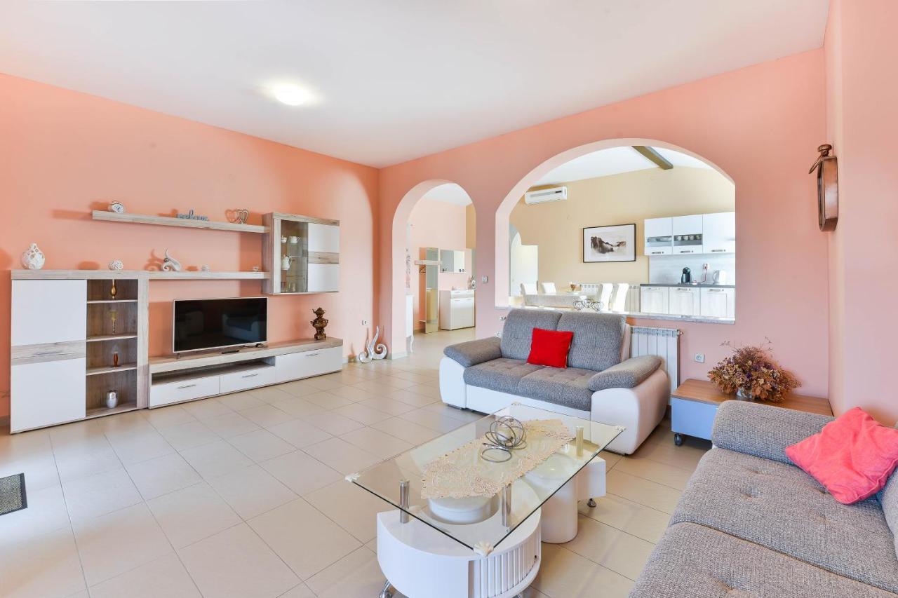 Family Friendly With A Swimming Pool - 16336
