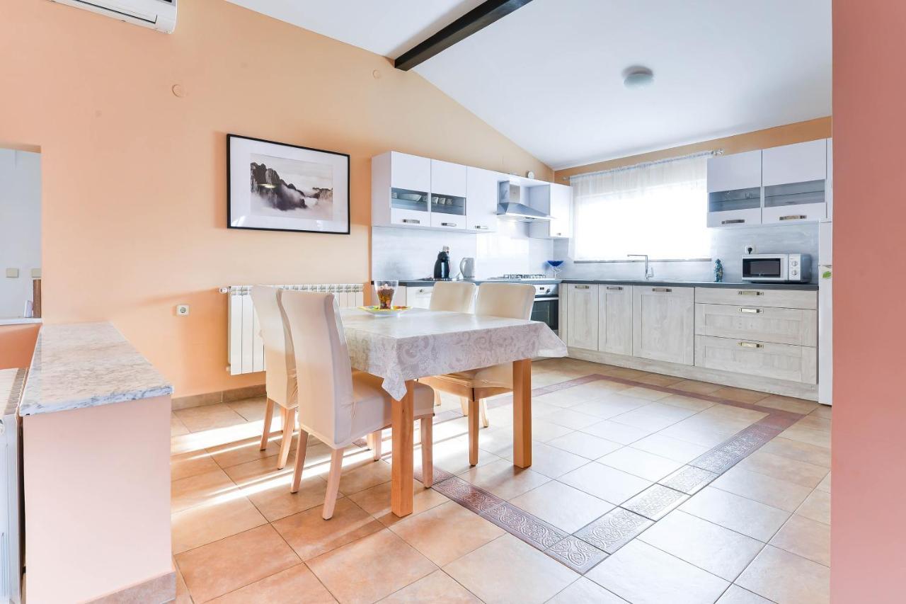 Family Friendly With A Swimming Pool - 16336
