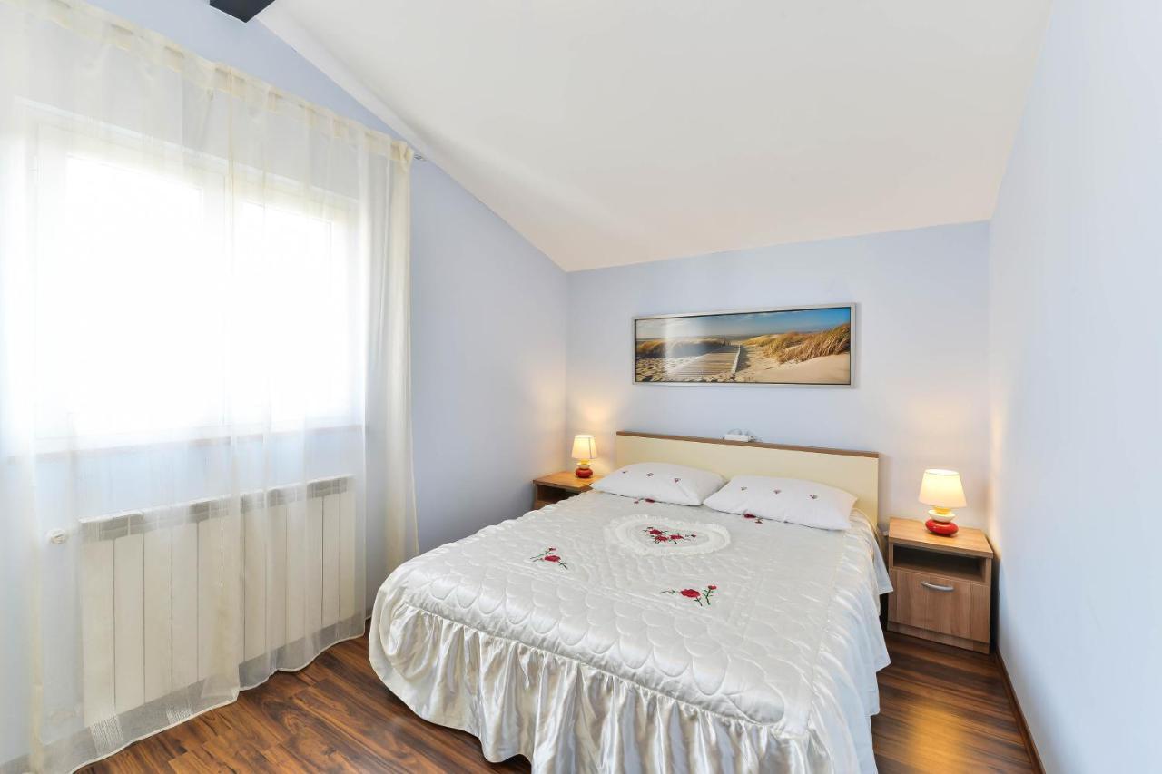 Family Friendly With A Swimming Pool - 16336