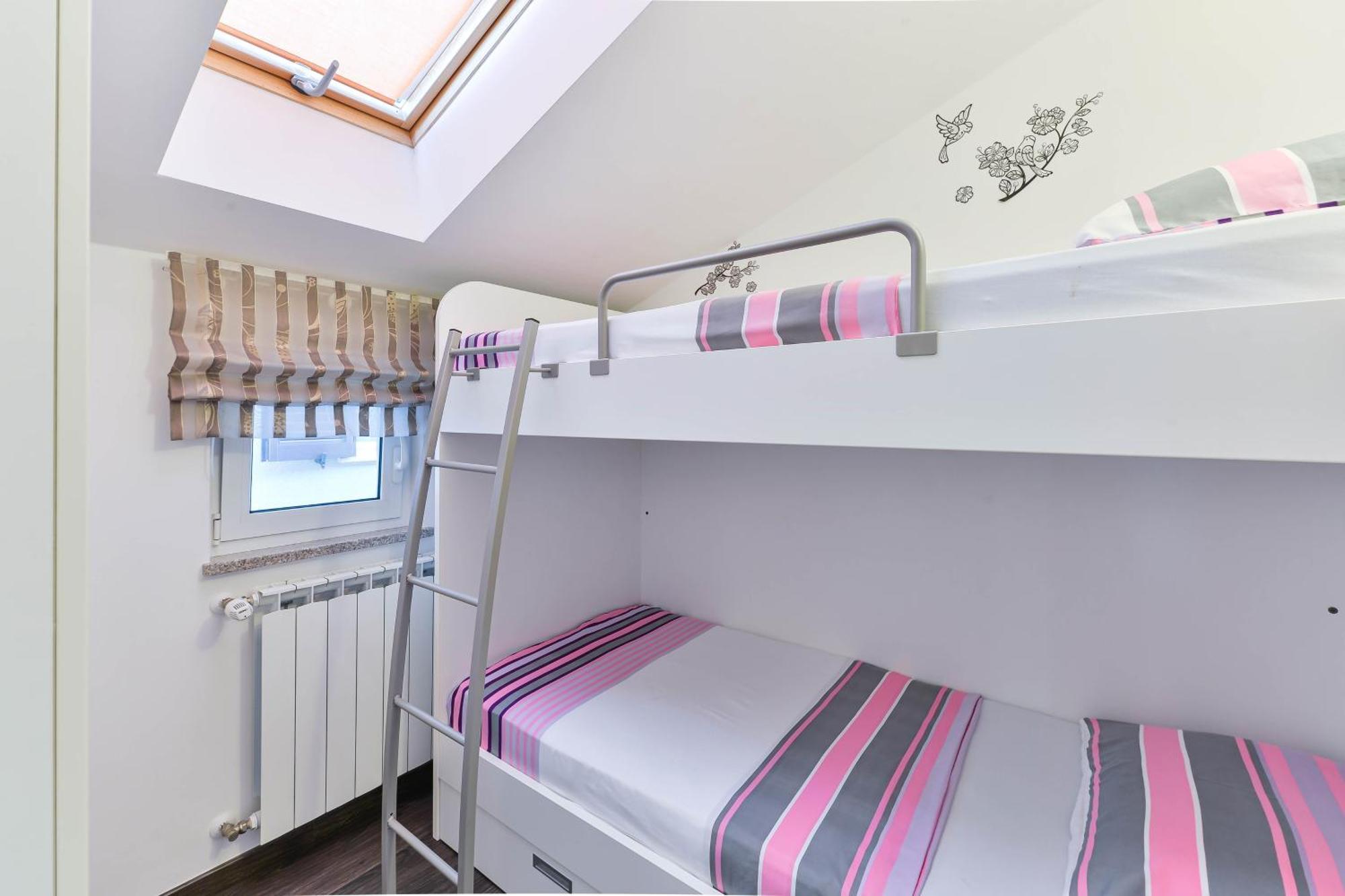 Family Friendly With A Swimming Pool - 16336